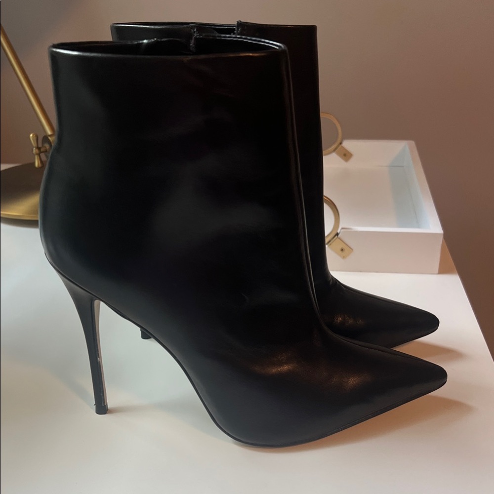 Saks Fifth Avenue Black Leather Heeled Boots 3.5-4 inches